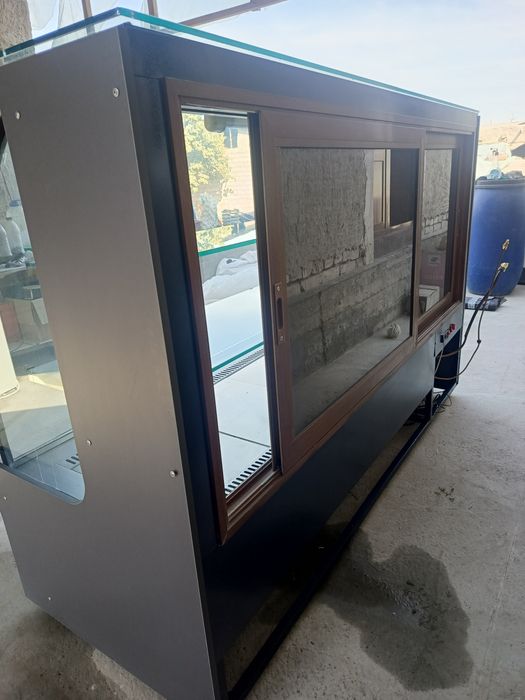 Vetrina xaladelnik sotiladi