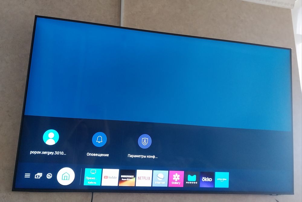 Большой 4К смарт телевизор Samsung 140см. С кронштейном.
