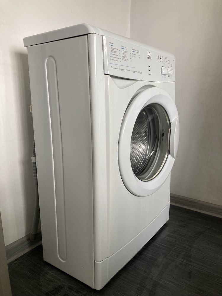 Продам стиральную машину Indesit