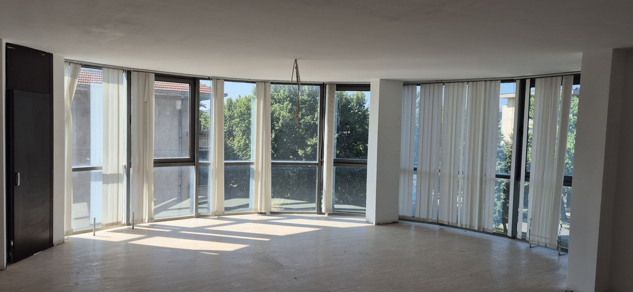 Продава се Многостаен апартамент в Казанлък - 151 кв.м за 878 €/кв.м - Снимка #1