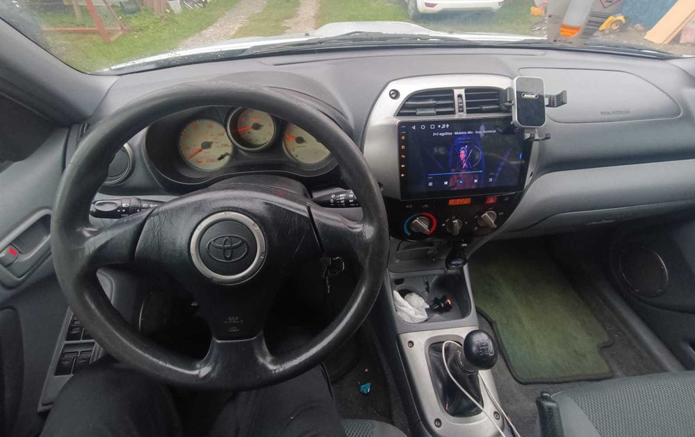 Masina Toyota Rav 4.