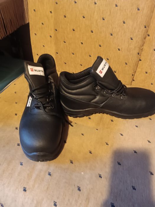 Работни обувки със метално бомбе.