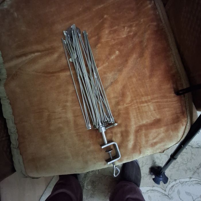 Dispozitiv rotitor pt. cluci lana