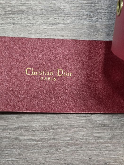 Ремень красного цвета