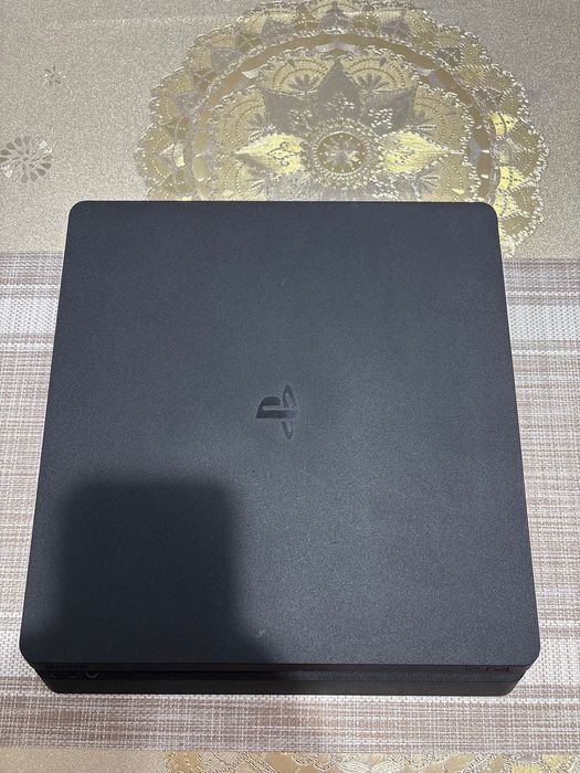 Vând playstation 4 slim + jocuri