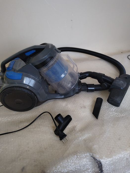 Aspirator AmazonBasics pentru piese, defect nu pornește