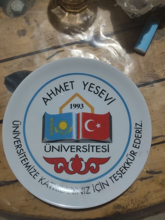 Памятная тарелка Ахмет Яссави университет 1993 год