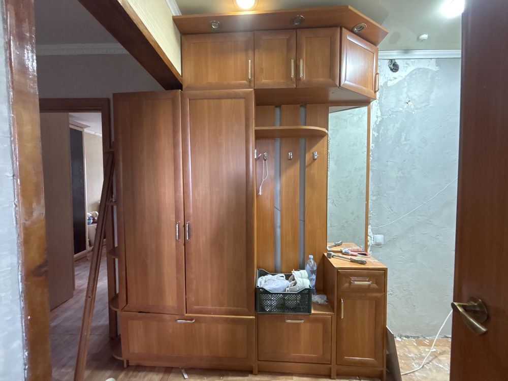 продаю шкаф б/у в прихожую срочно