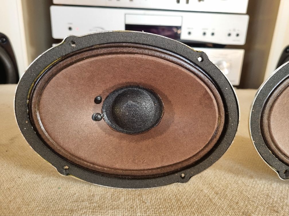 Set Difuzoare Difuzoare Medii Grundig .4 ohms, 6 watts, 17,5x12,7 cm.