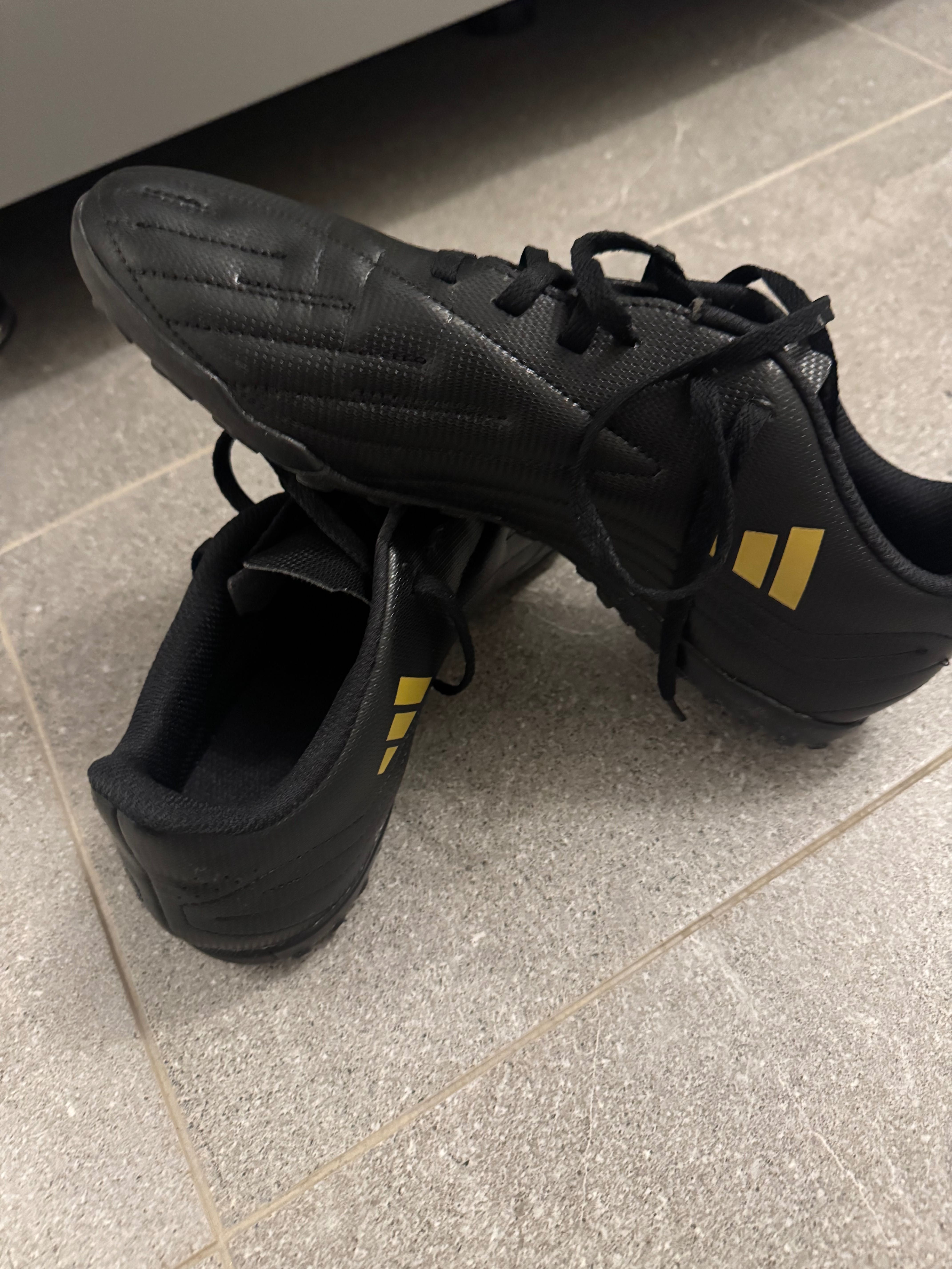 Adidas de fotbal pe sintetic noi în cutie