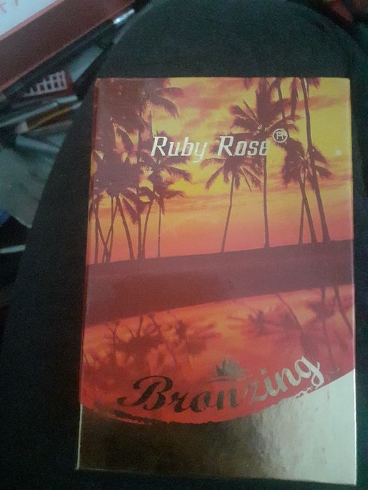 Vând farduri de ochi