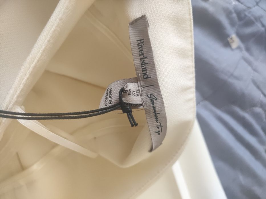 Марков дамски бял костюм.