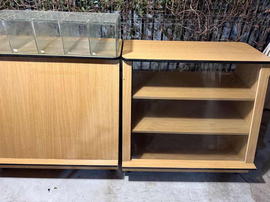 Vând vitrine pentru magazin