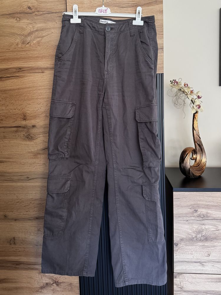Сиви карго панталони от Bershka, размер 38, модел straight multicargo