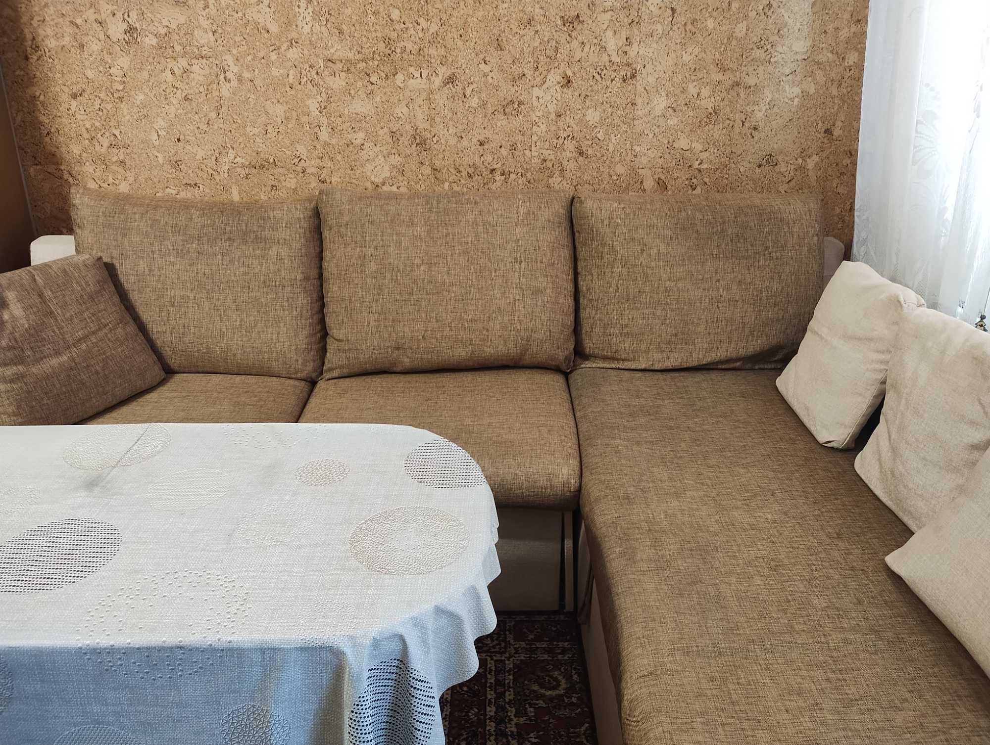 Продавам ъглов диван в кафяво и бежово, разтегаем за спане