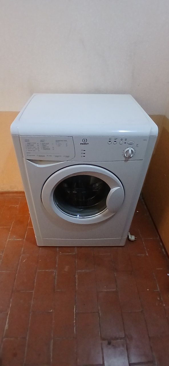 Продам стиральную машину indesit