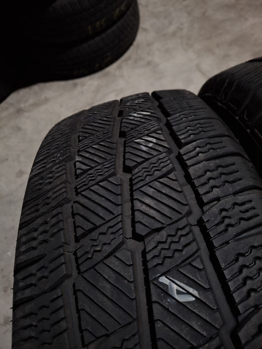 2 Anvelopele de iarnă 215 65 r16C Hifly