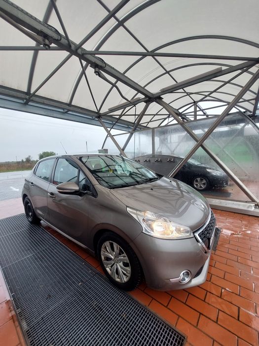 Peugeot 208 2012