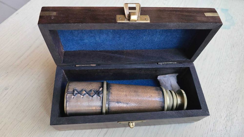 Монокъл / Бинокъл в облицована дървена кутия