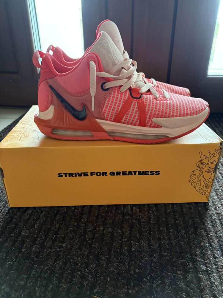 Vand papuci de baschet NIKE