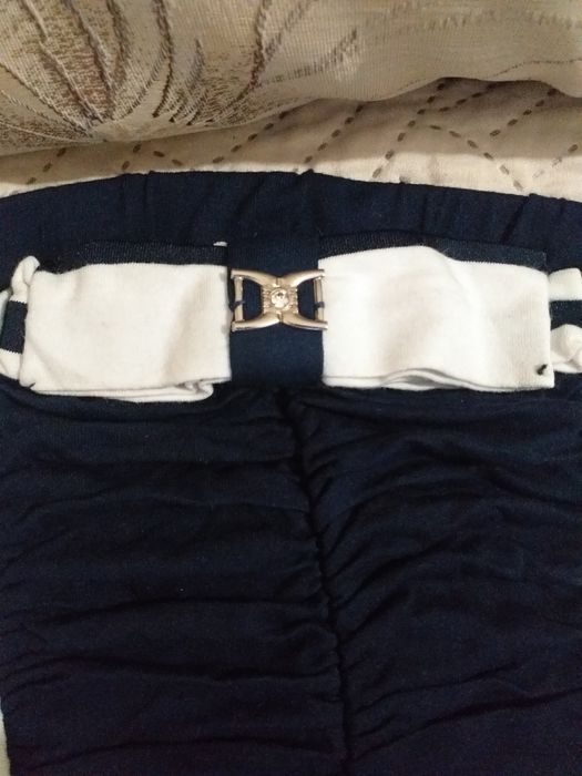 Дълга лятна рокля в бяло и тъмно-сини райета