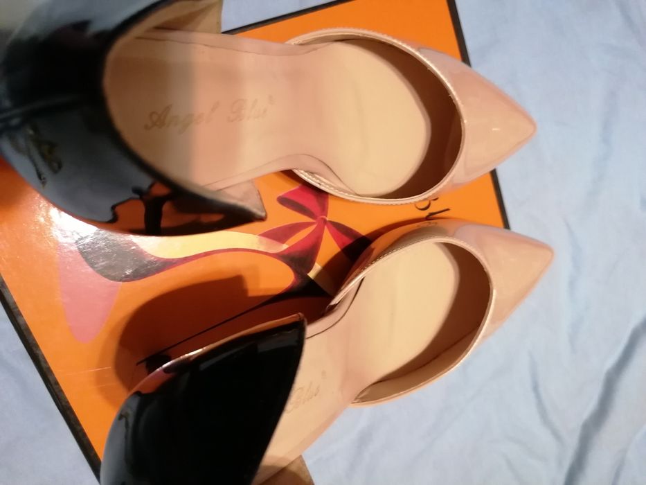 Pantofi stileto cu design aparte. Reducere