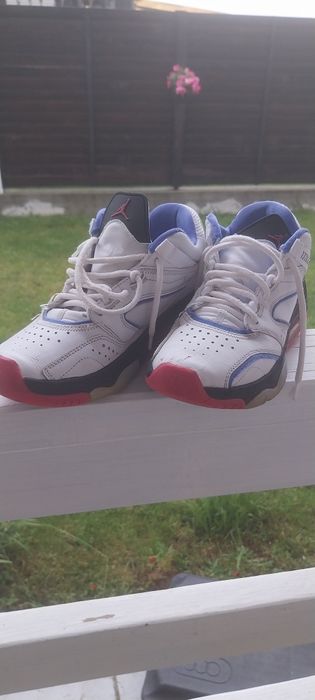 Vand adidasi Nike