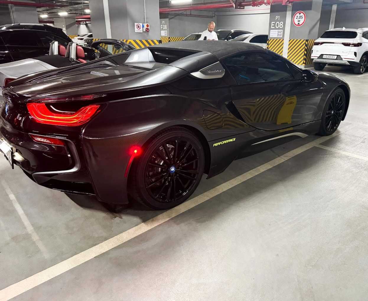 BMW i8 Roadster – единственный в Ташкенте