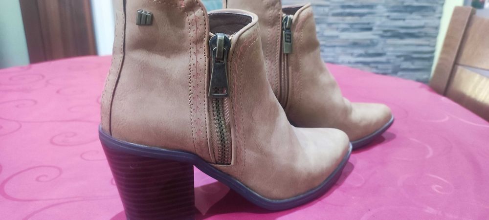 Боти в цвят карамел