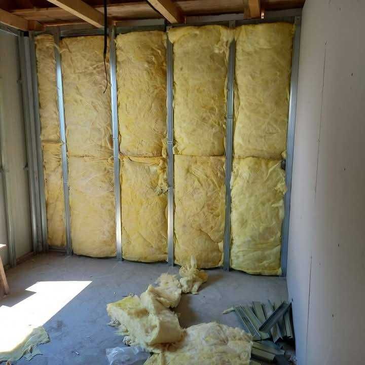 Casa, garaje auto pe structura metalica si panou sandwich termoizolant