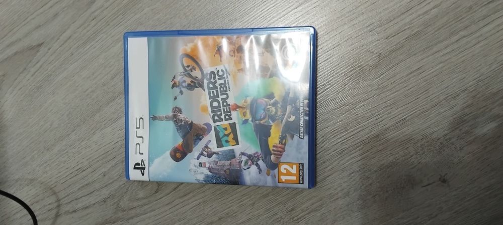 Playstation 5 Slim с 3 игри и постойка за конзолата