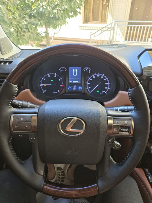 Lexus GX 460 v xoroshem sostoyanii