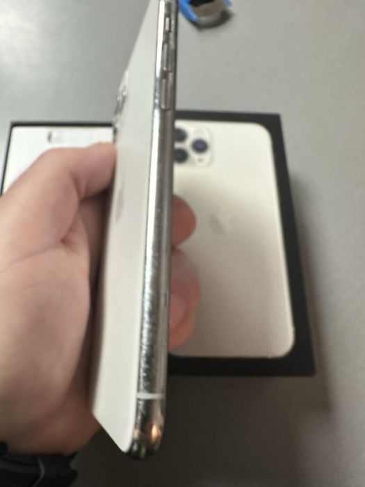 Продавам iphone 11 pro 64GB