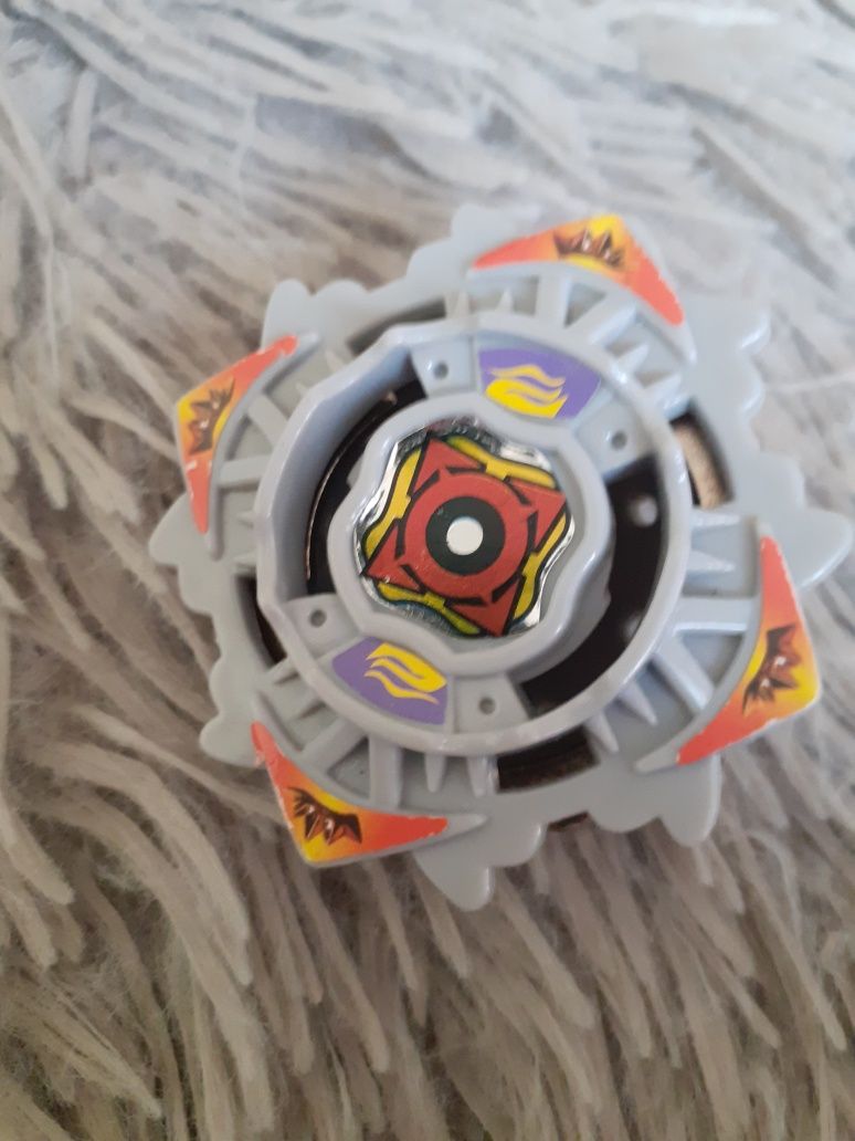 Beyblade originale  mari 3 buc  cu lansator 60 lei.Piese bleyblade