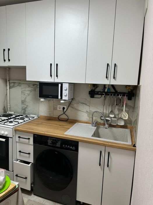 Кухонный мебель в хорошем качестве продаю……………………………..