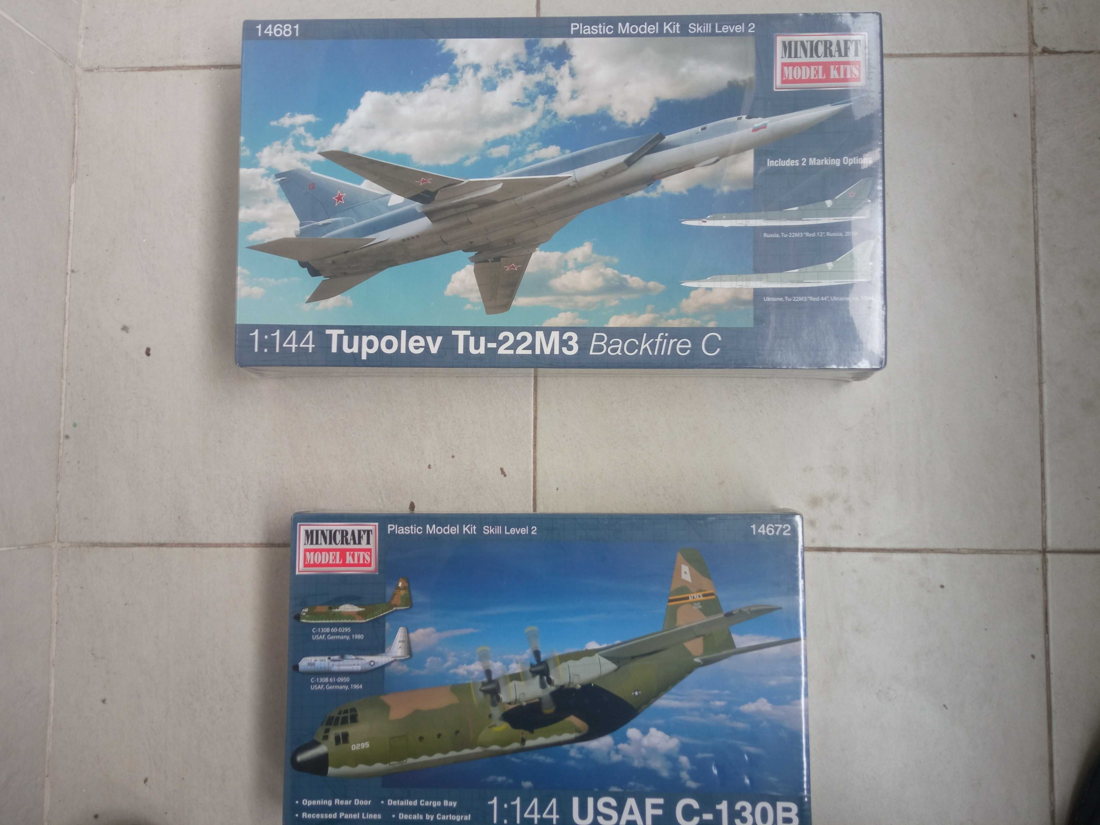 Machete avioane USAF Hercules C-130 B + Tupolev  Tu-22M3 Backfire C