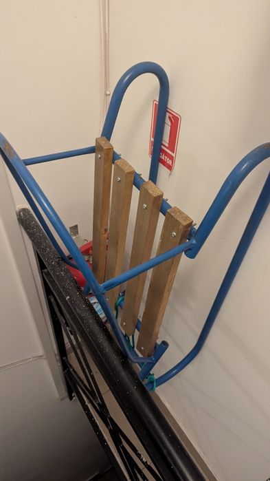 Sanie metalica cu sezut de lemn