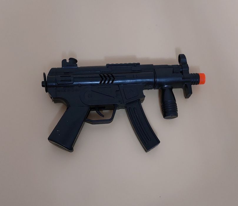 Игрушечный пластиковый автомат