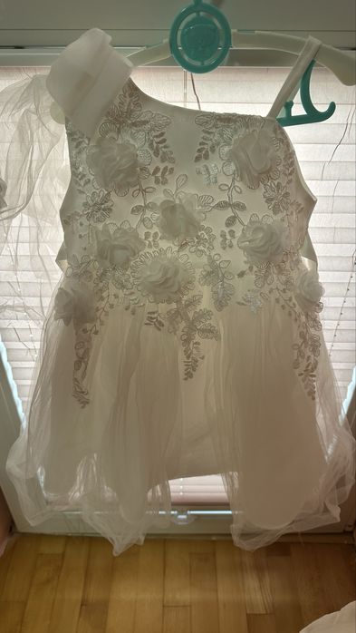 ПРОДАВАМ: Официални рокли за момиче (18-24 месеца) и връхна дрешка.