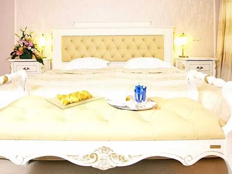 Барокова спалня с пейка и нощни шкафчета