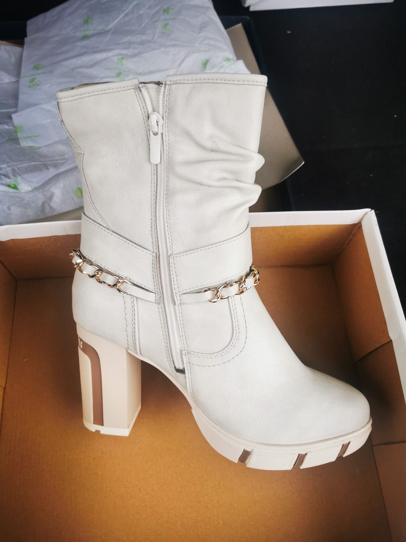 Mustang botine 1363-505 Noi
Sandale STEPHANIE-V1051L-01 Alb