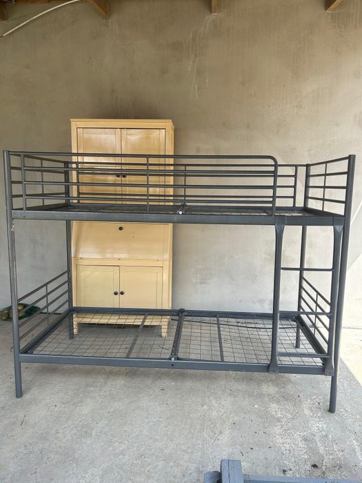 Vând pat dublu de metal ikea