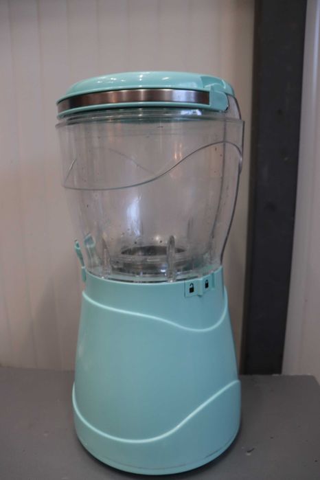 Машина за замразени напитки Nostalgia - чучур от неръждаема стомана