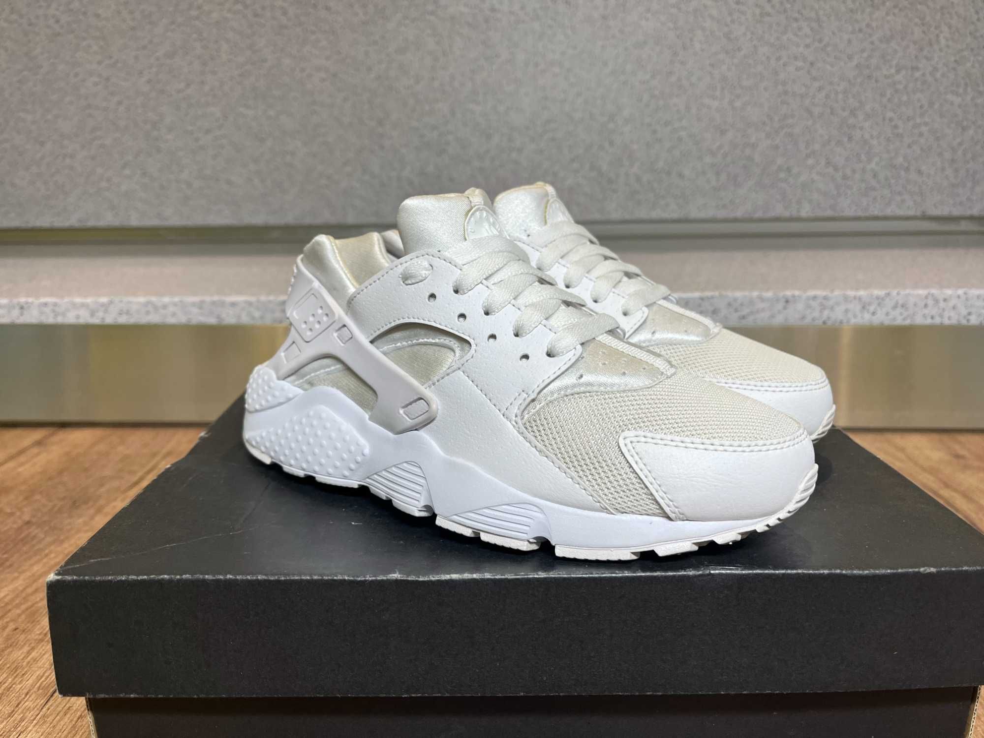 ОРИГИНАЛНИ *** Nike Air Huarache Run / Triple White