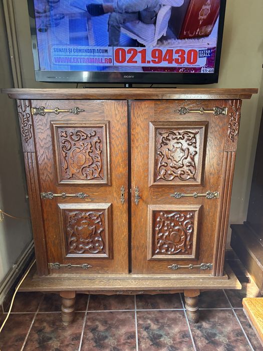 Vad vitrina si mobila din lemn masiv