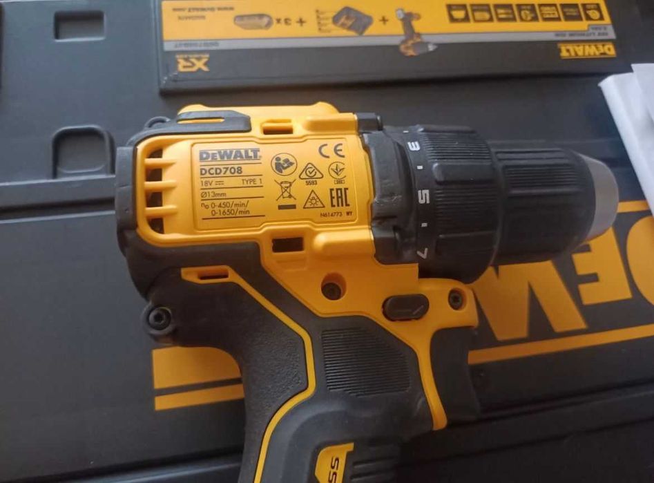 Șurubelniță DeWalt cu două baterii și încărcător