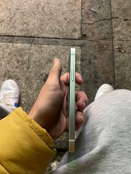 iPhone 12 simplu