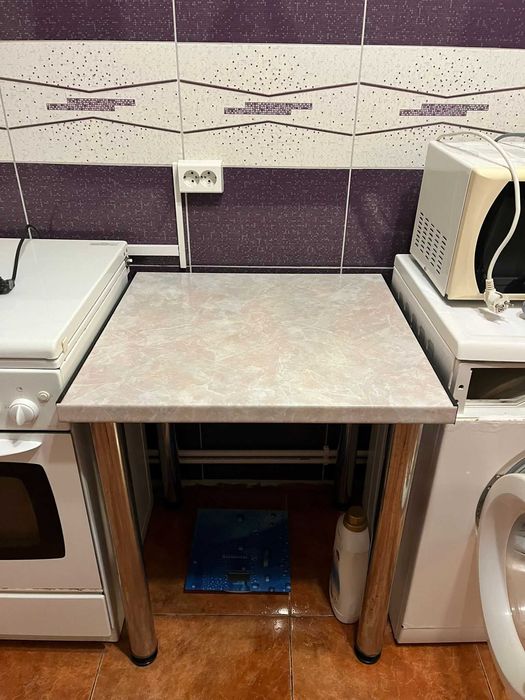 VAND negociabil aragaz , frigider, chiuveta  cu masca si 2 mese