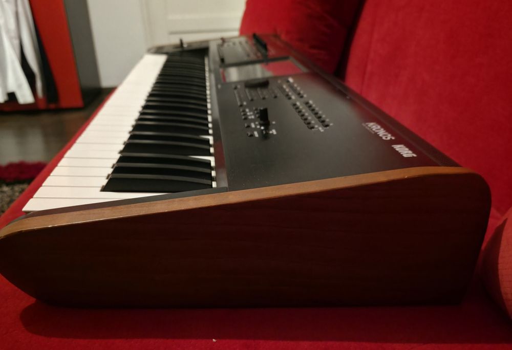 Vând Korg Kronos 2