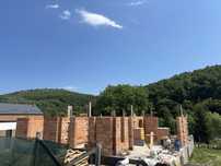 Construim case la rosu